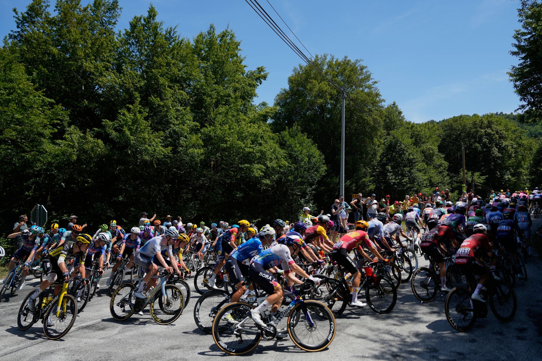 Van der Poel gewinnt Hitze-Etappe der Tour im Zentralmassiv