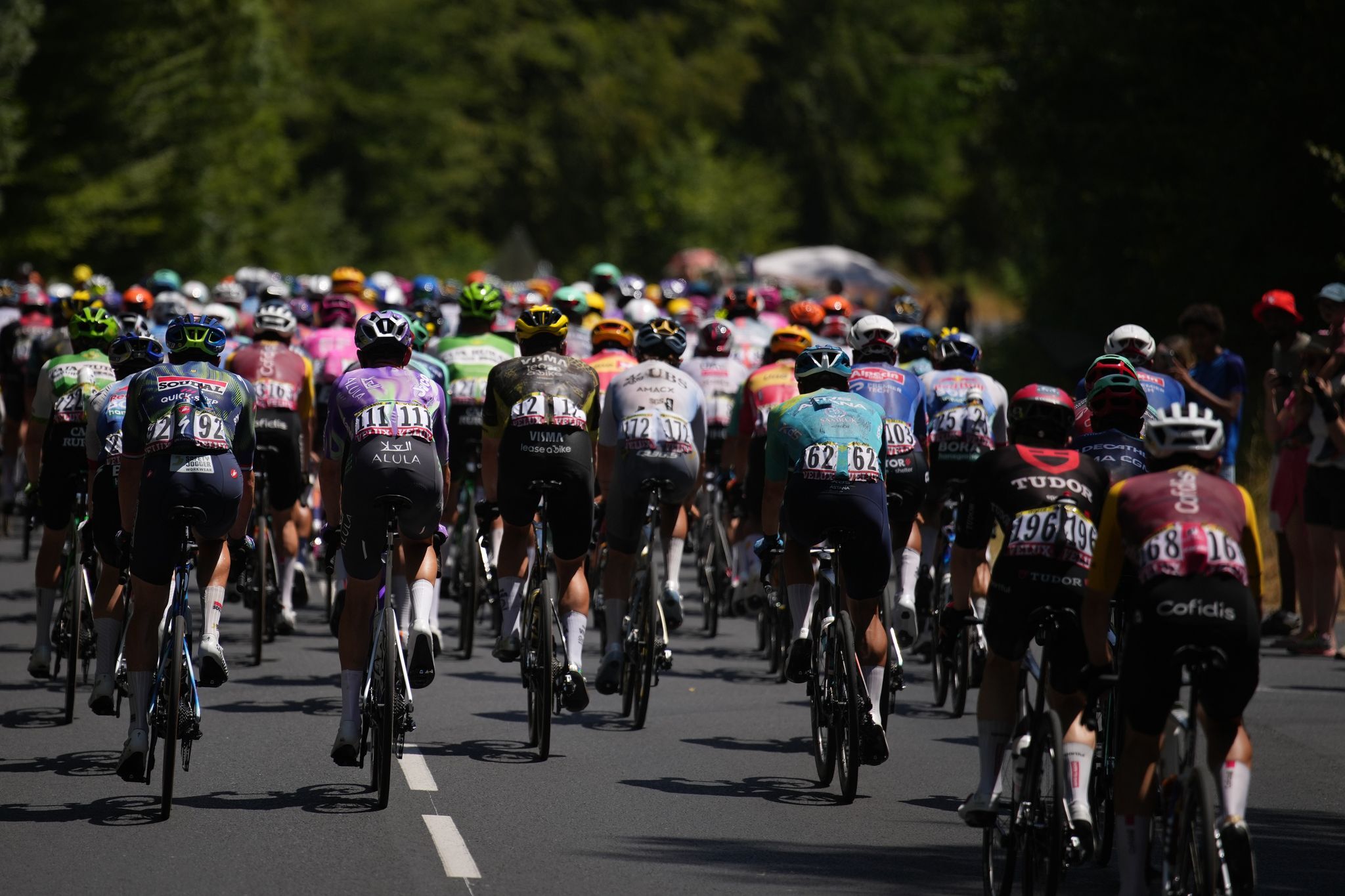 Fast 40 Grad: Van der Poel gewinnt Hitze-Etappe bei Tour