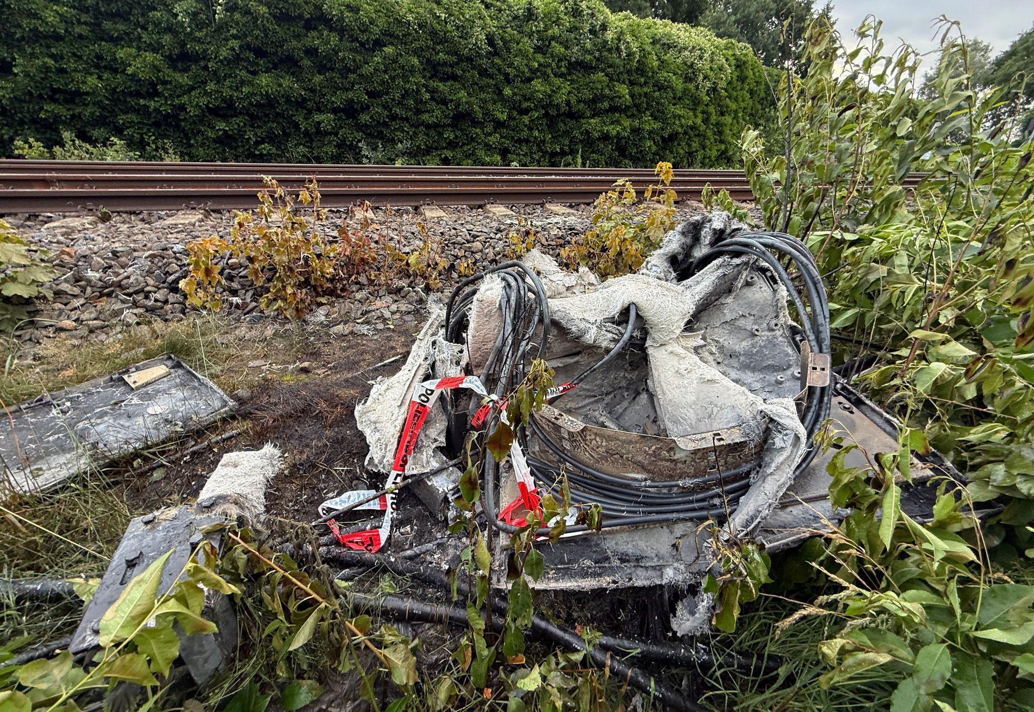 Mutmaßlicher Brandanschlag legt Zugverkehr lahm