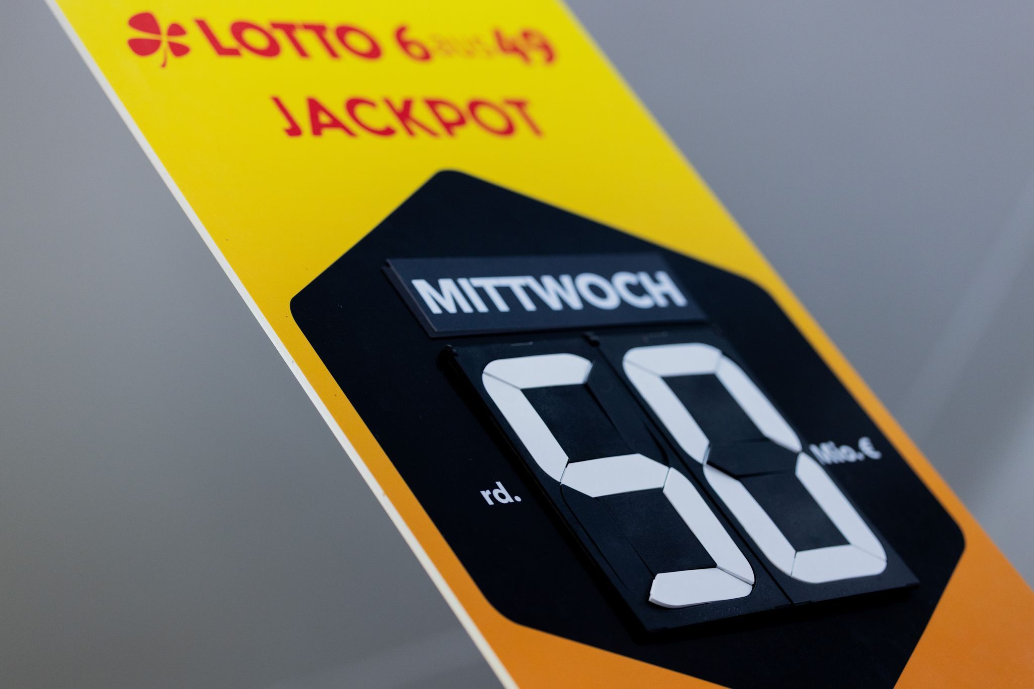 Hoher Jackpot lockt – stehen die Chancen wirklich besser?