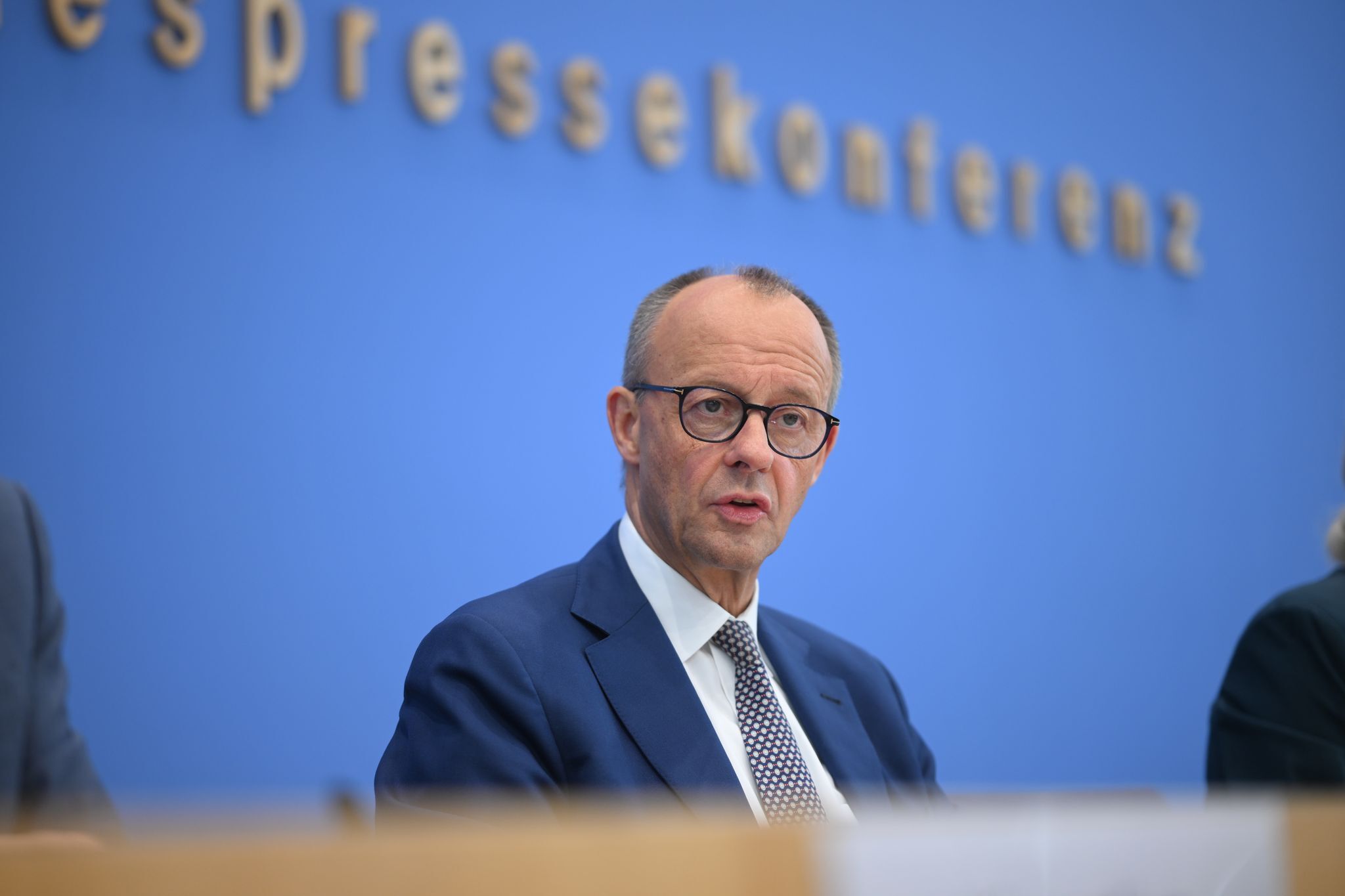 Wie schlägt sich Merz bei seiner Sommer-Pressekonferenz?