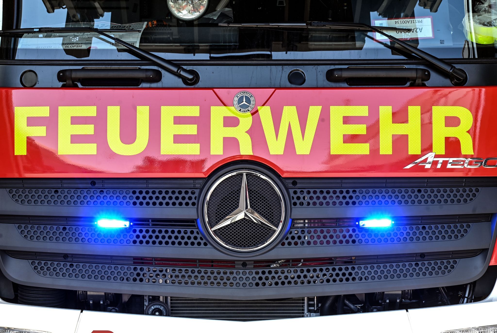 Auto von Ehepaar prallt auf Lastwagen und wird mitgeschleift