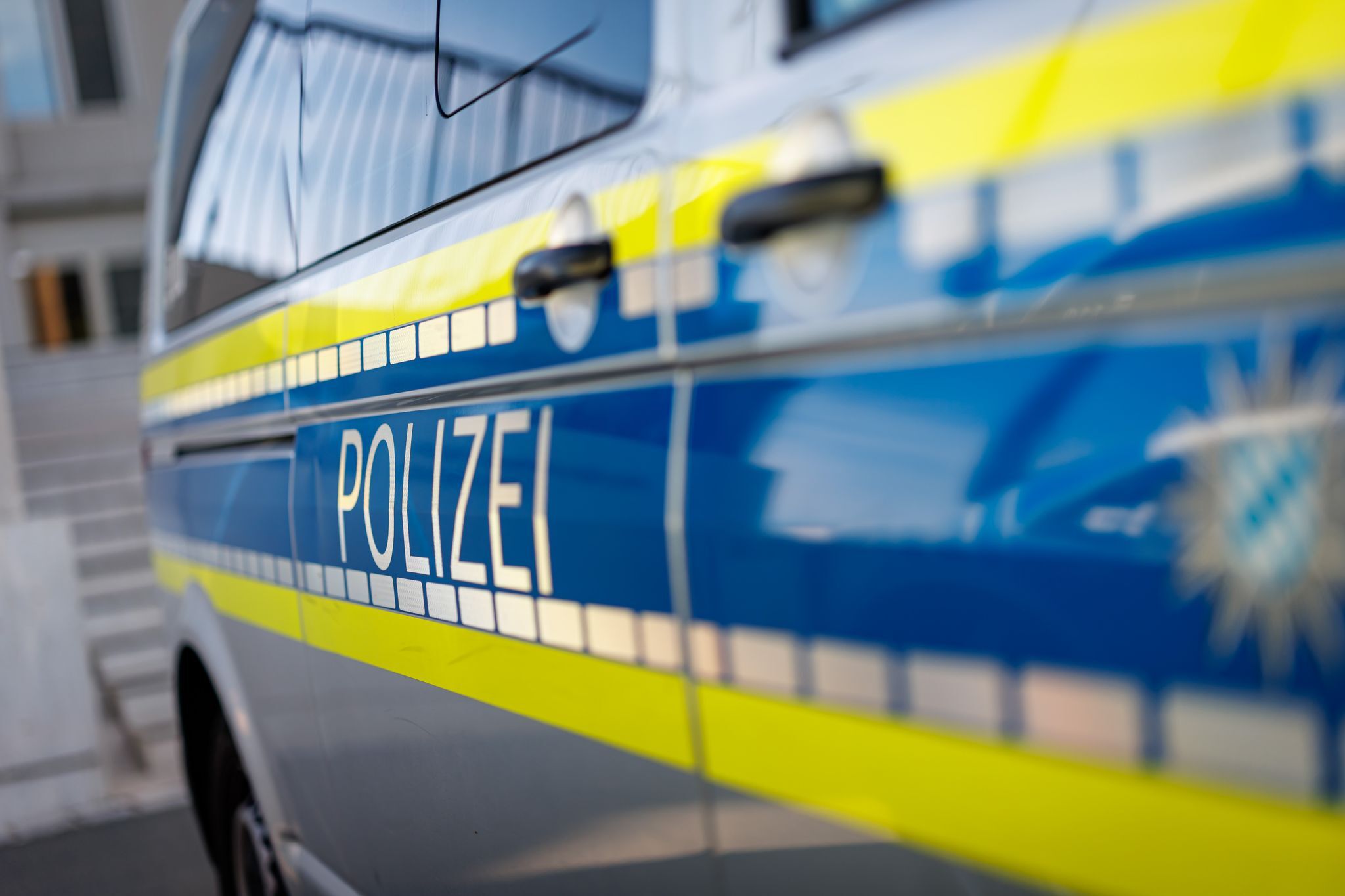 Mann zieht 13-Jährigen an Kette und umarmt ihn