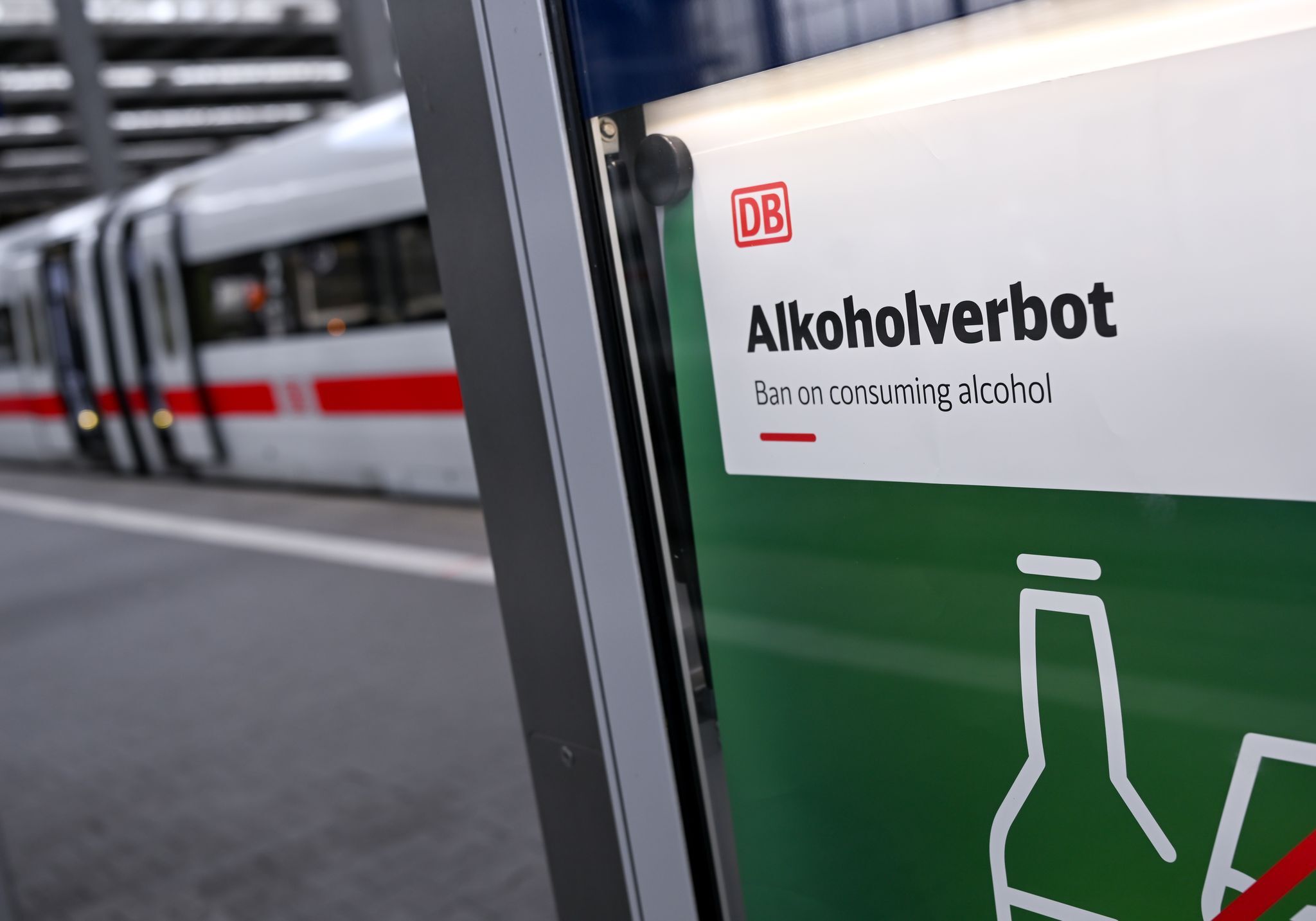 Union und SPD: Alkoholverbot mit Bahn-Personal durchsetzen