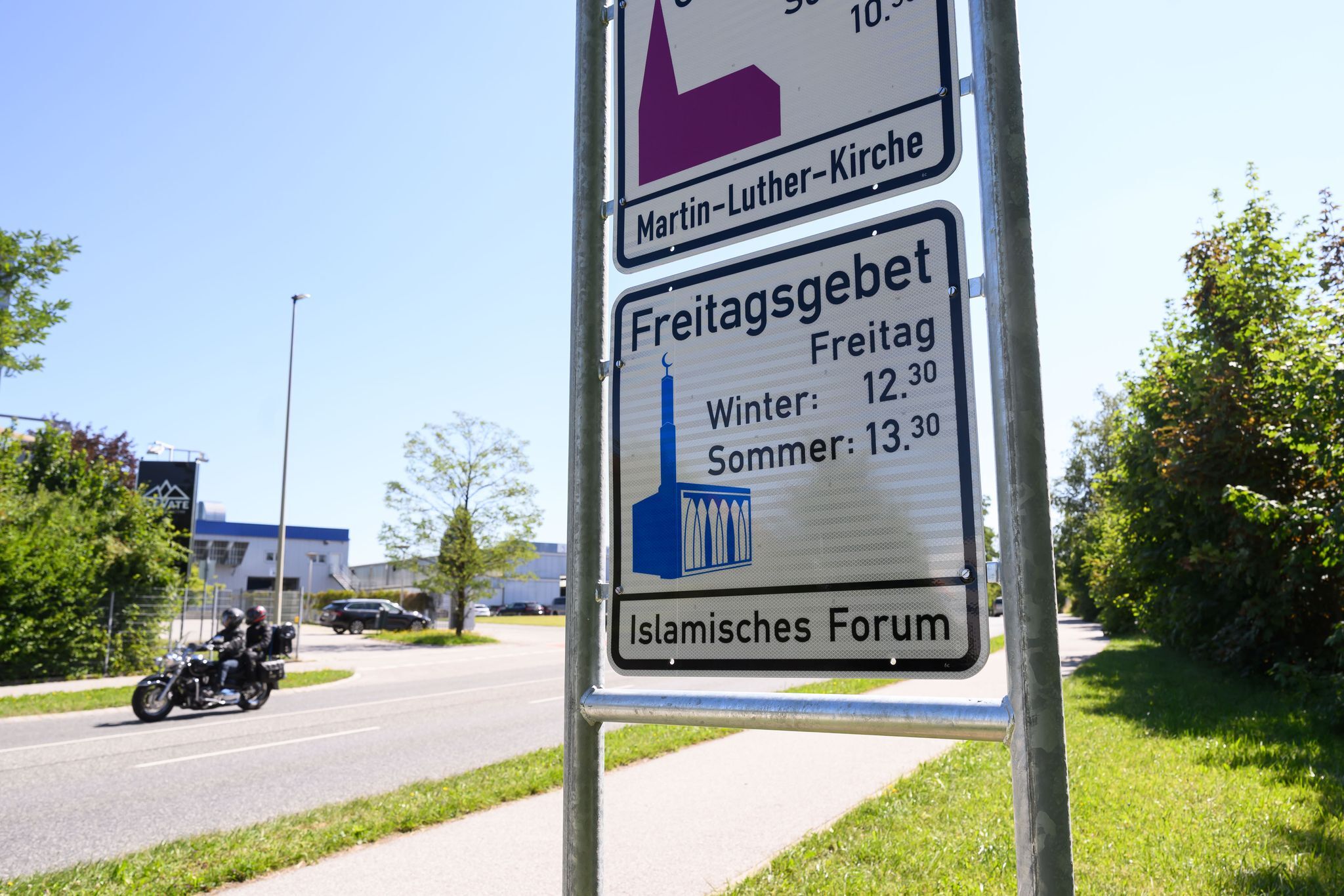 Hinweisschild zu Freitagsgebet beschmiert – zuvor Drohungen
