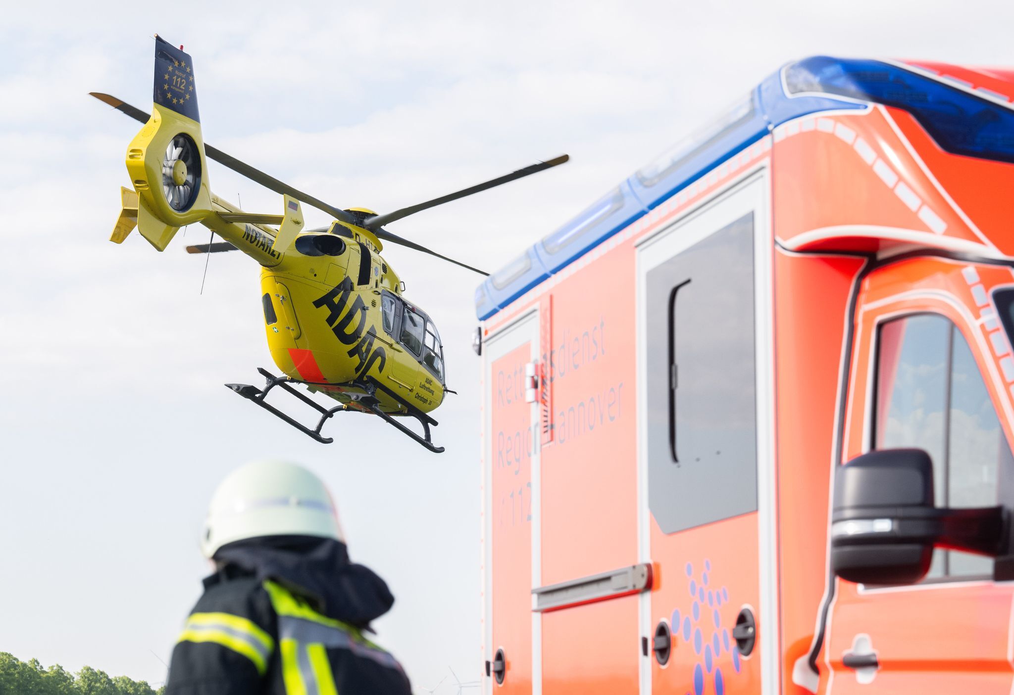 Mann balanciert auf Brückengeländer und stürzt ab