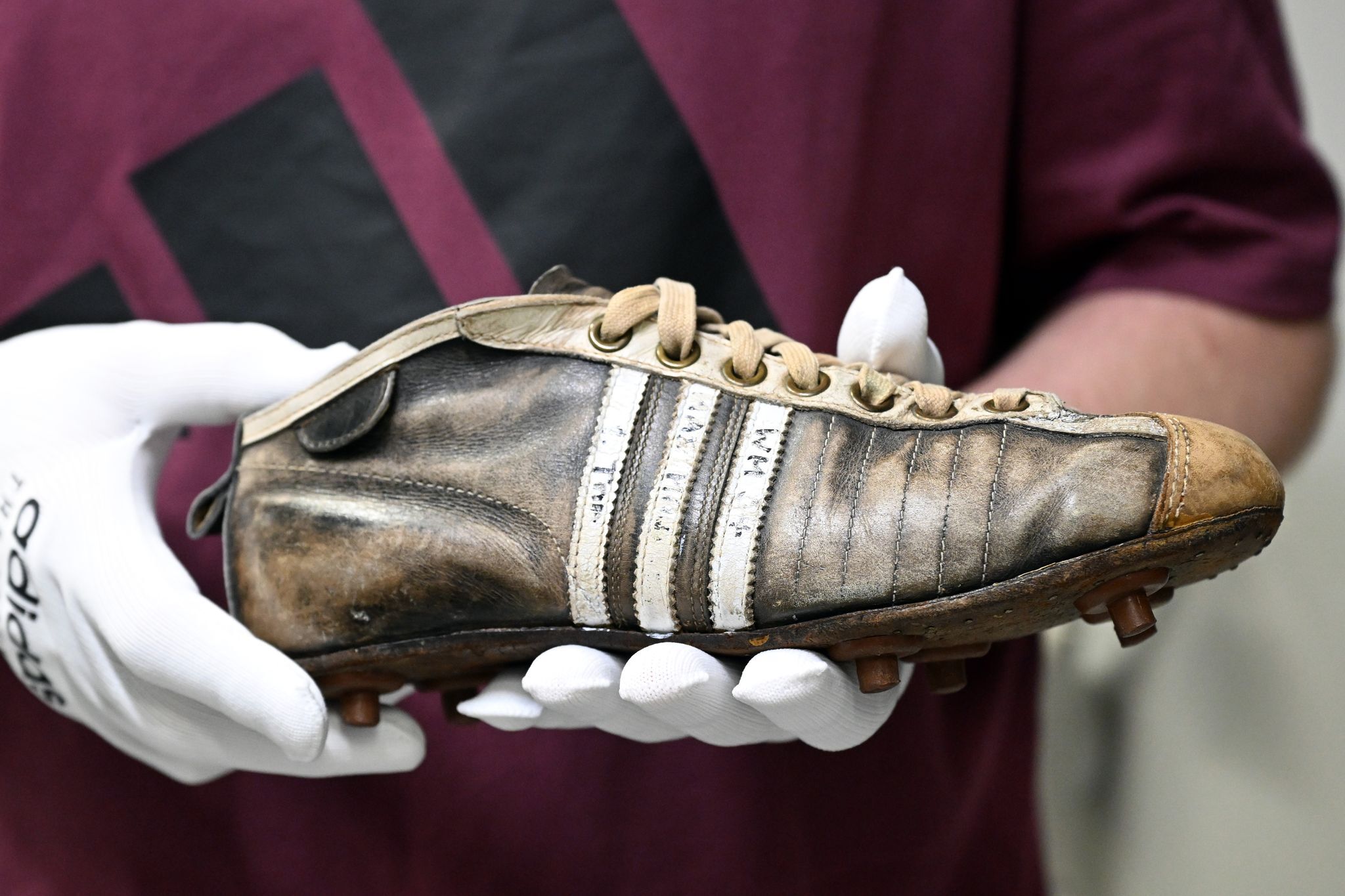 Adidas erhöht auch wegen Fußball-WM Umsatzprognose