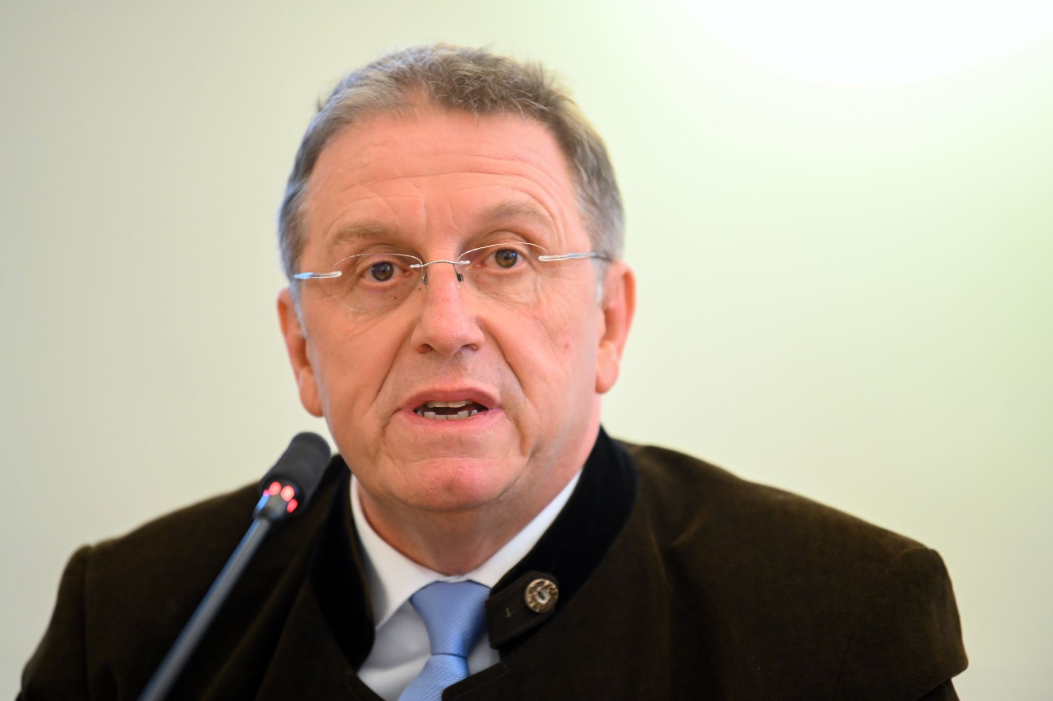 Bezirkstag: AfD-Mann gibt Medaille nach Kontroverse zurück